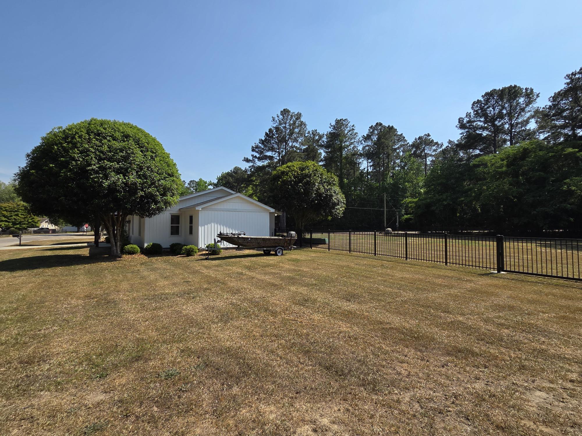 Image 3: SPACIOUS SIDE YARD