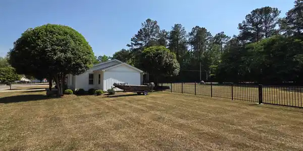 Image 3: SPACIOUS SIDE YARD