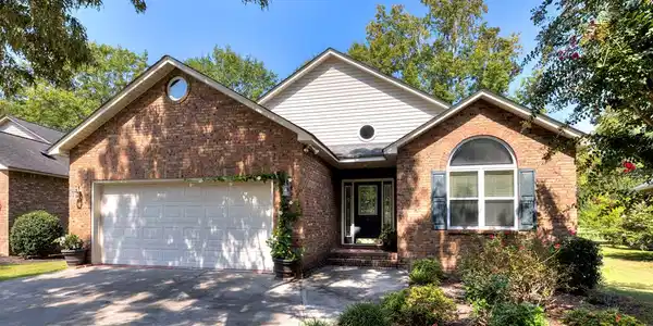 810 Bentwood Circle