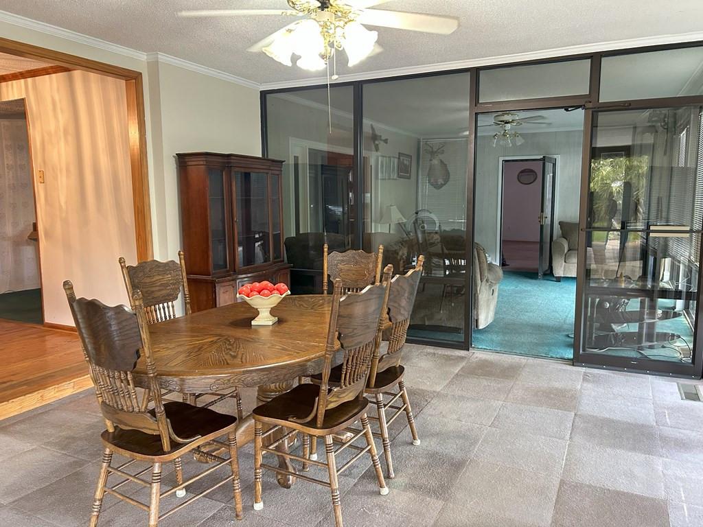 Image 3: dining area off kitchen