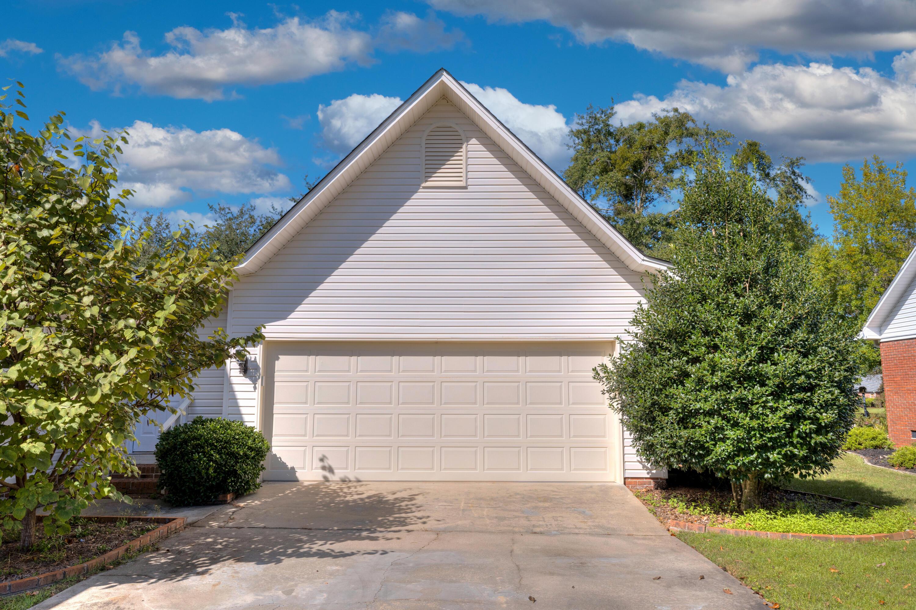 Image 4: ATTACHED GARAGE