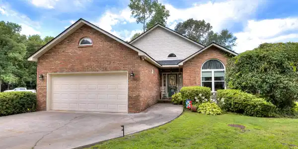800 Bentwood Circle