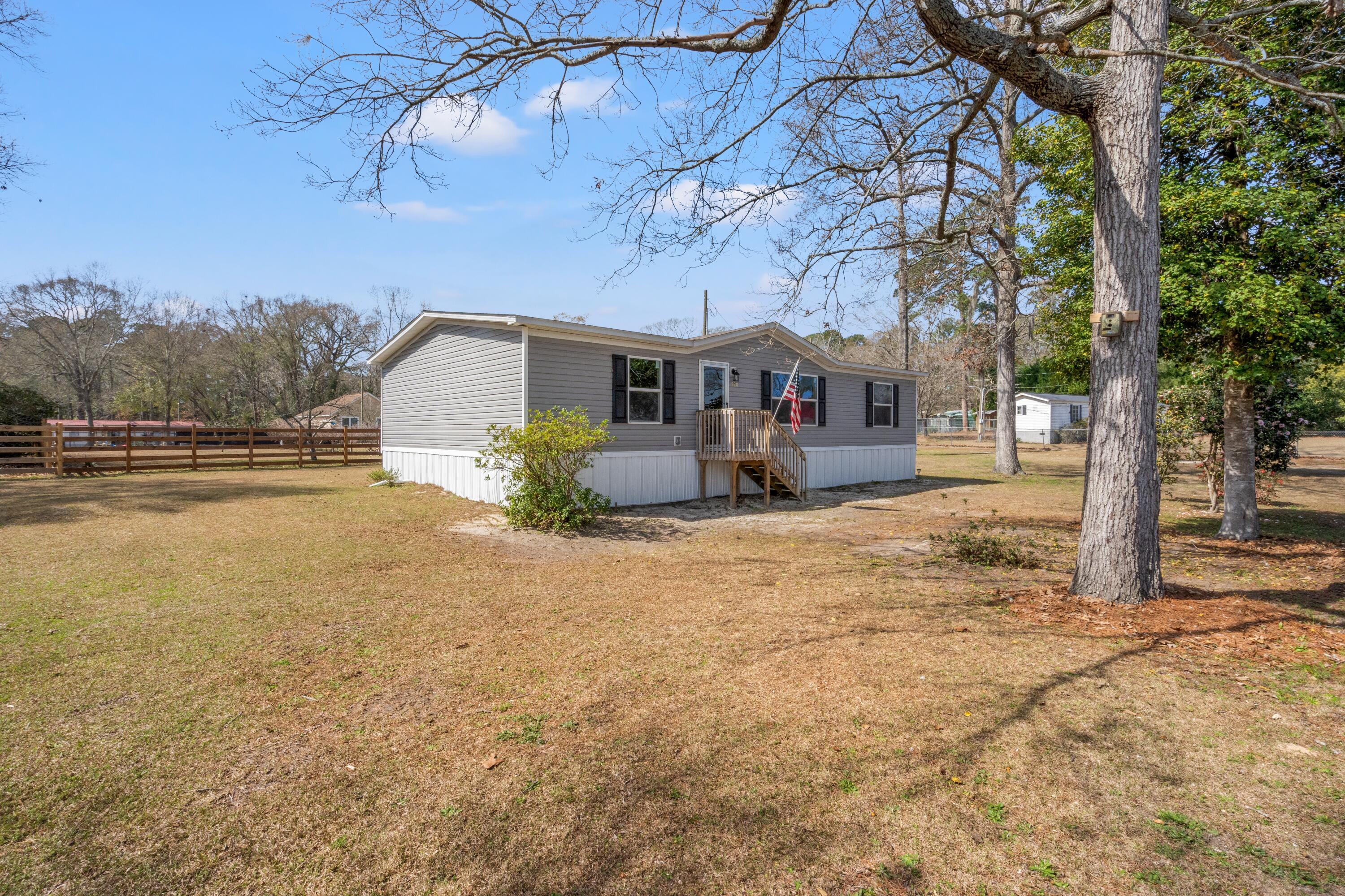 Image 3: 220 green st