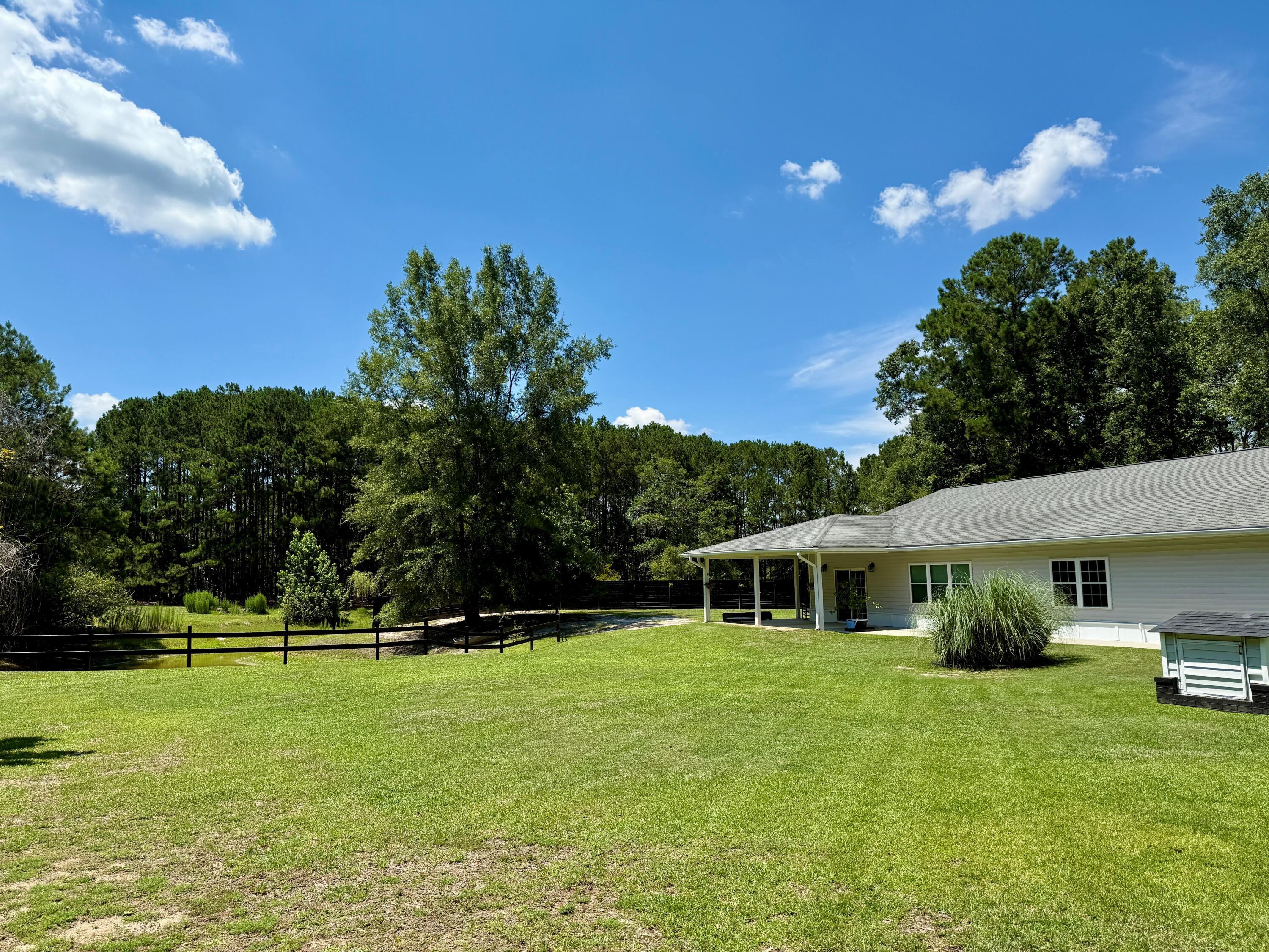 Image 3: SPACIOUS YARD