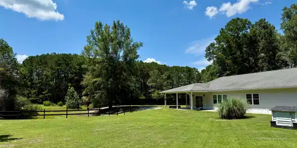 Image 3: SPACIOUS YARD