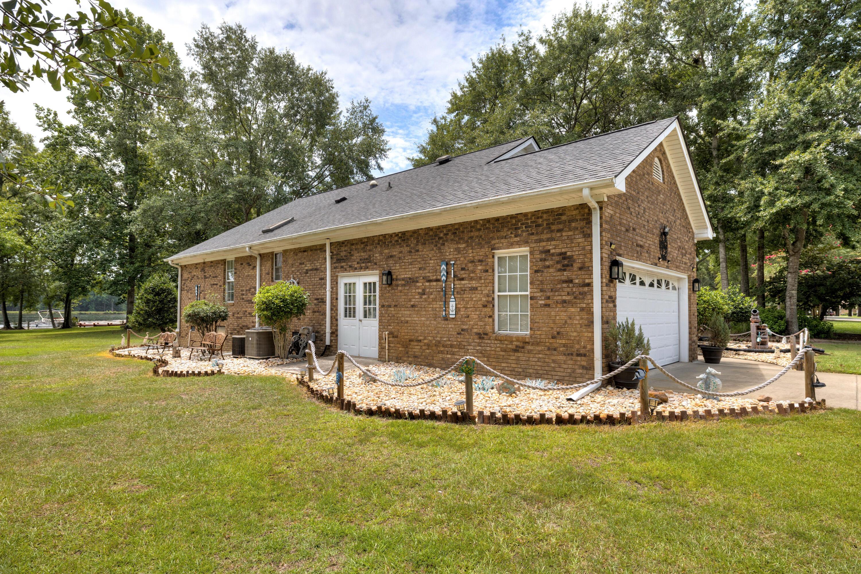 Image 3: LEFT SIDE OF HOME