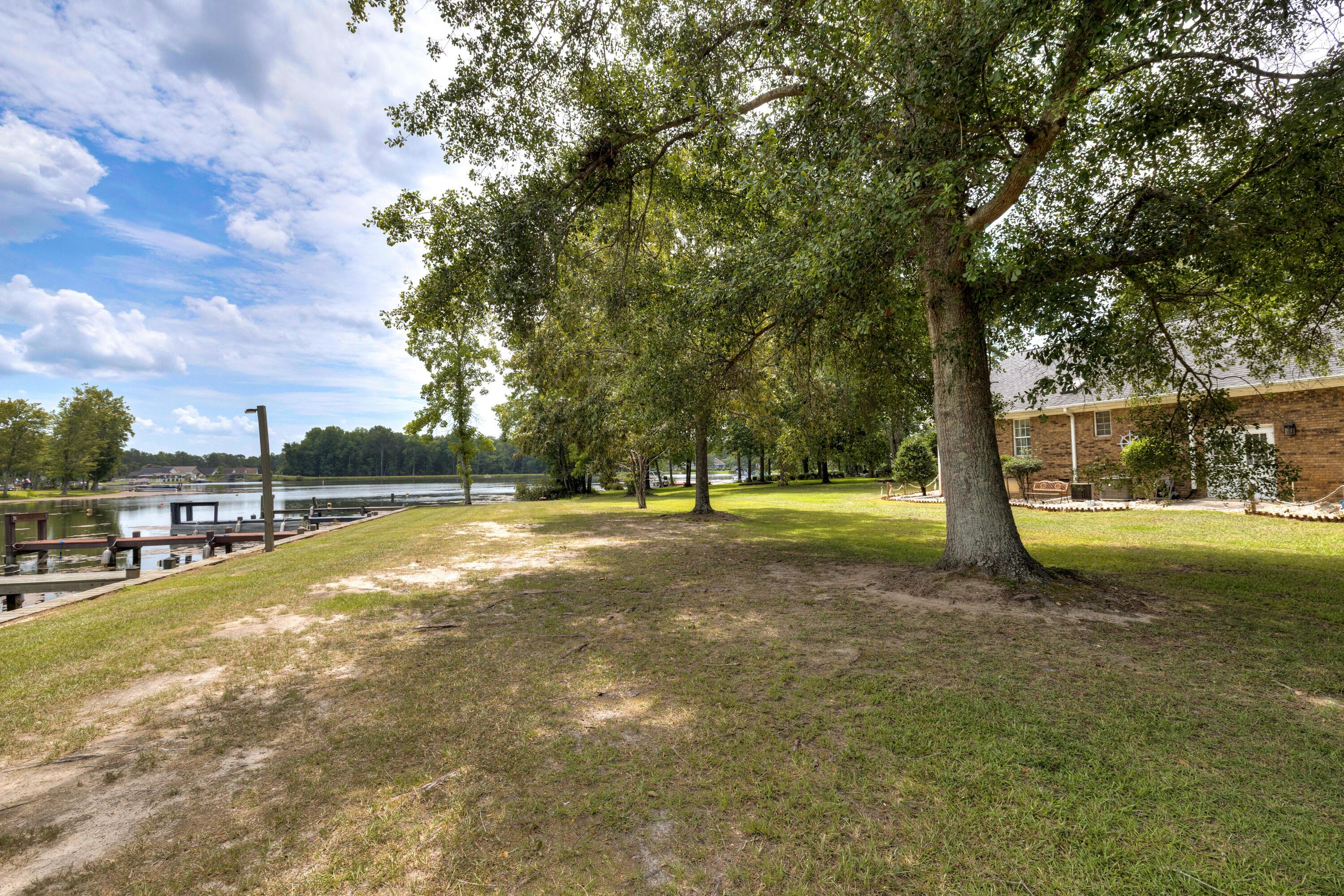 Image 4: COMMON AREA NEXT TO MARINA