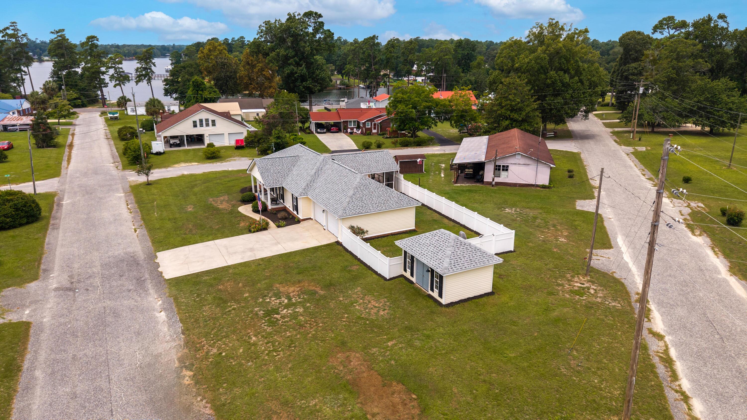 Image 3: SPACIOUS CORNER LOT