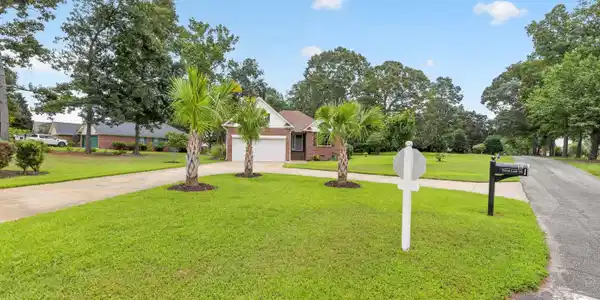 Image 2: CIRCULAR DRIVEWAY