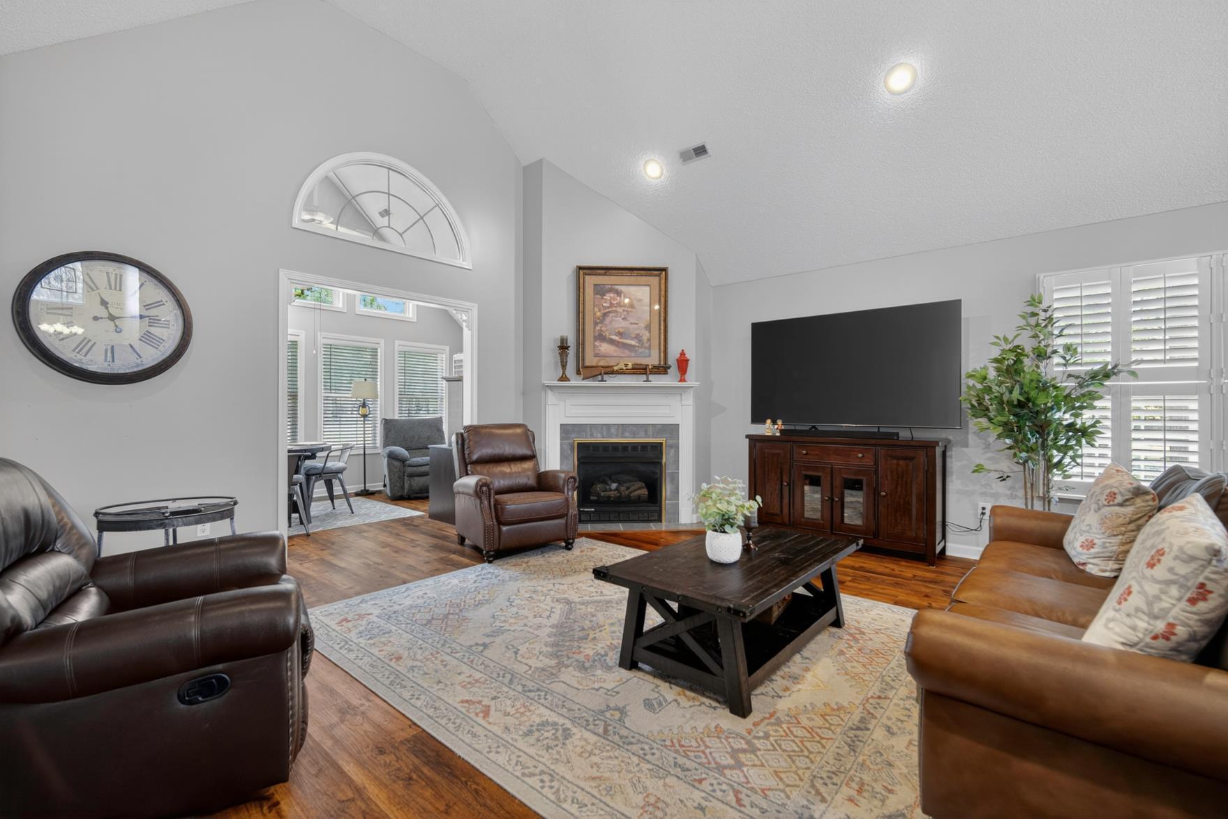 Image 3: Family room