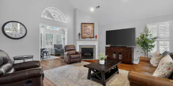 Image 3: Family room