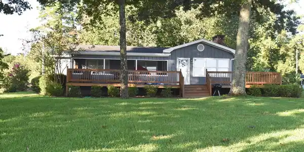 1087 Lakeview Dr.