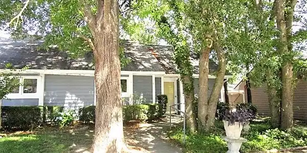 6 Thomas Walter Cir