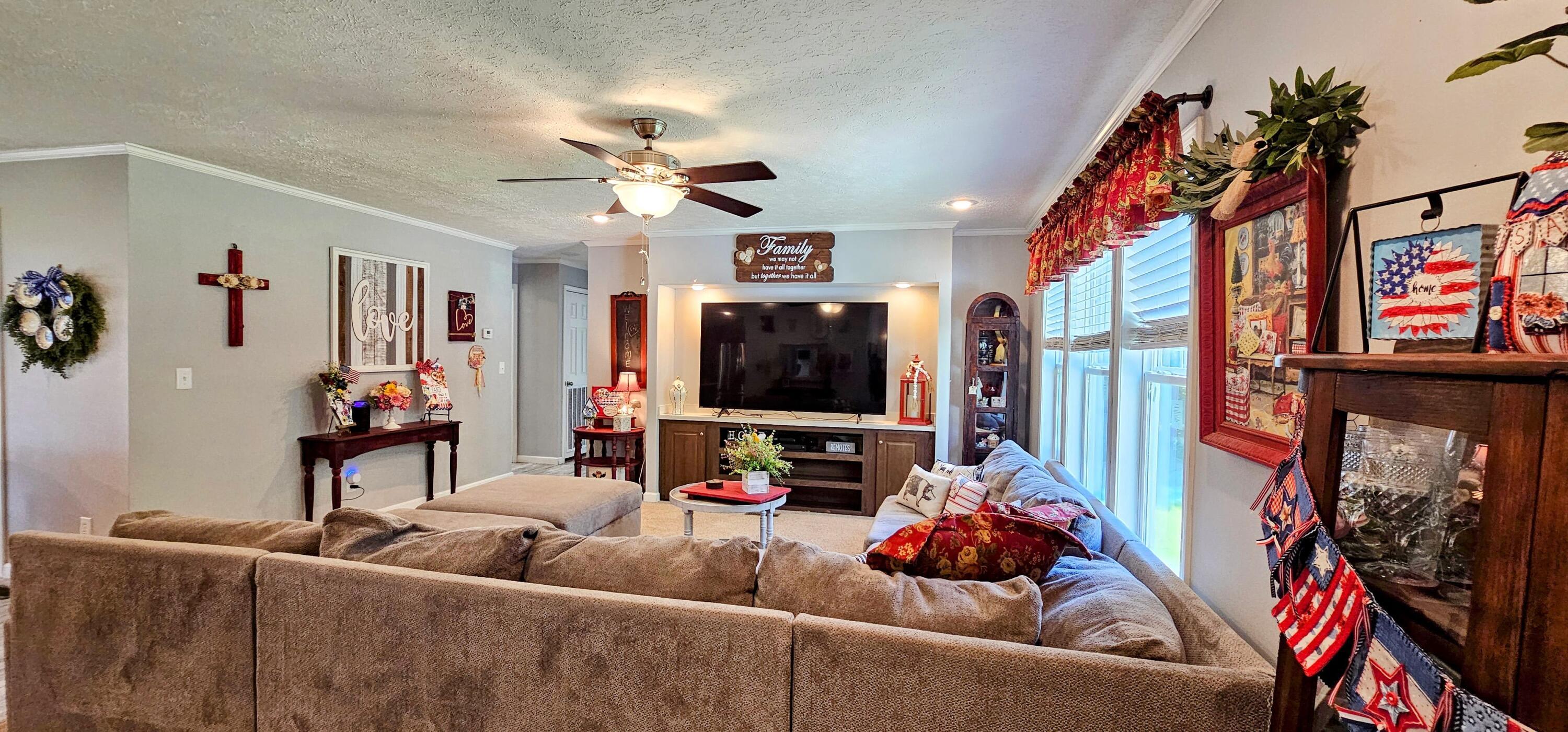 Image 4: Living area