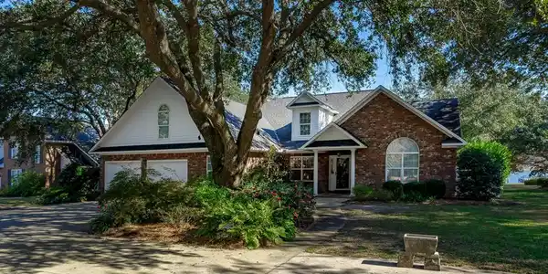 1377 Lakeview Drive
