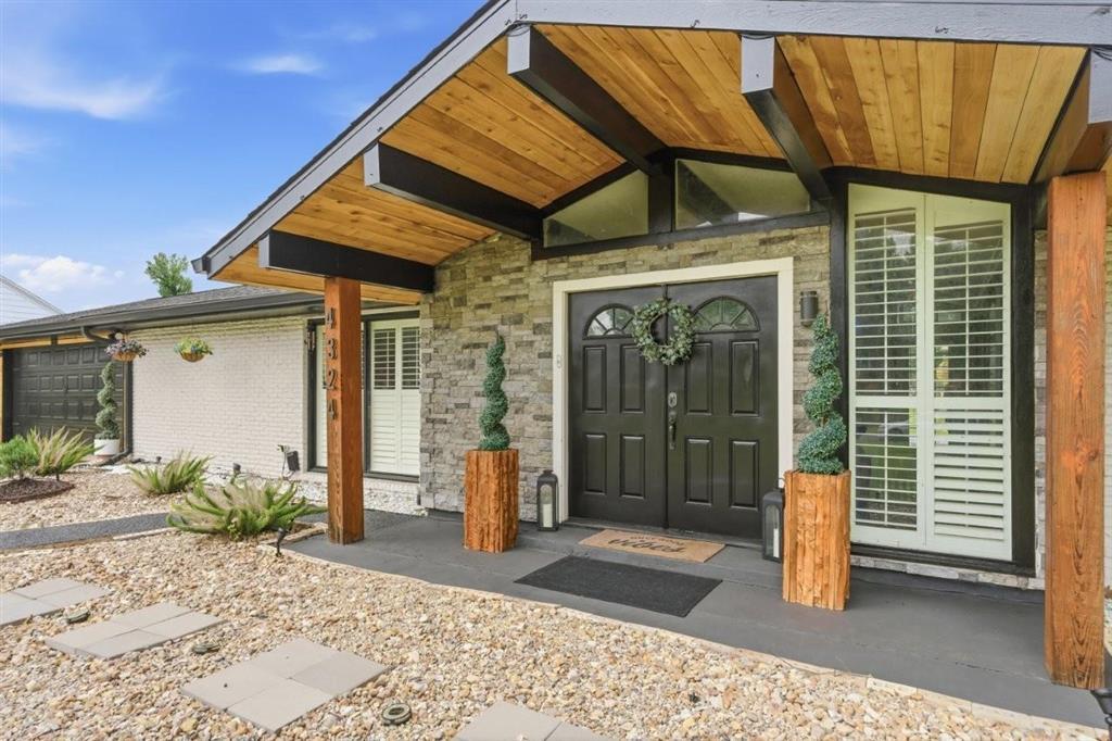Image 4: Close up of Front Door Entryway