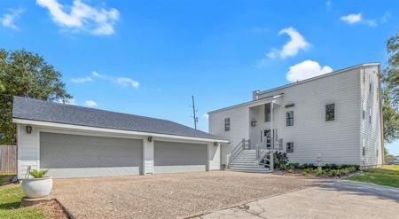 3104 Greenleaf Lane