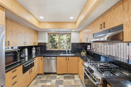 724 North Shore Boulevard