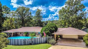 212 Oakleaf Circle