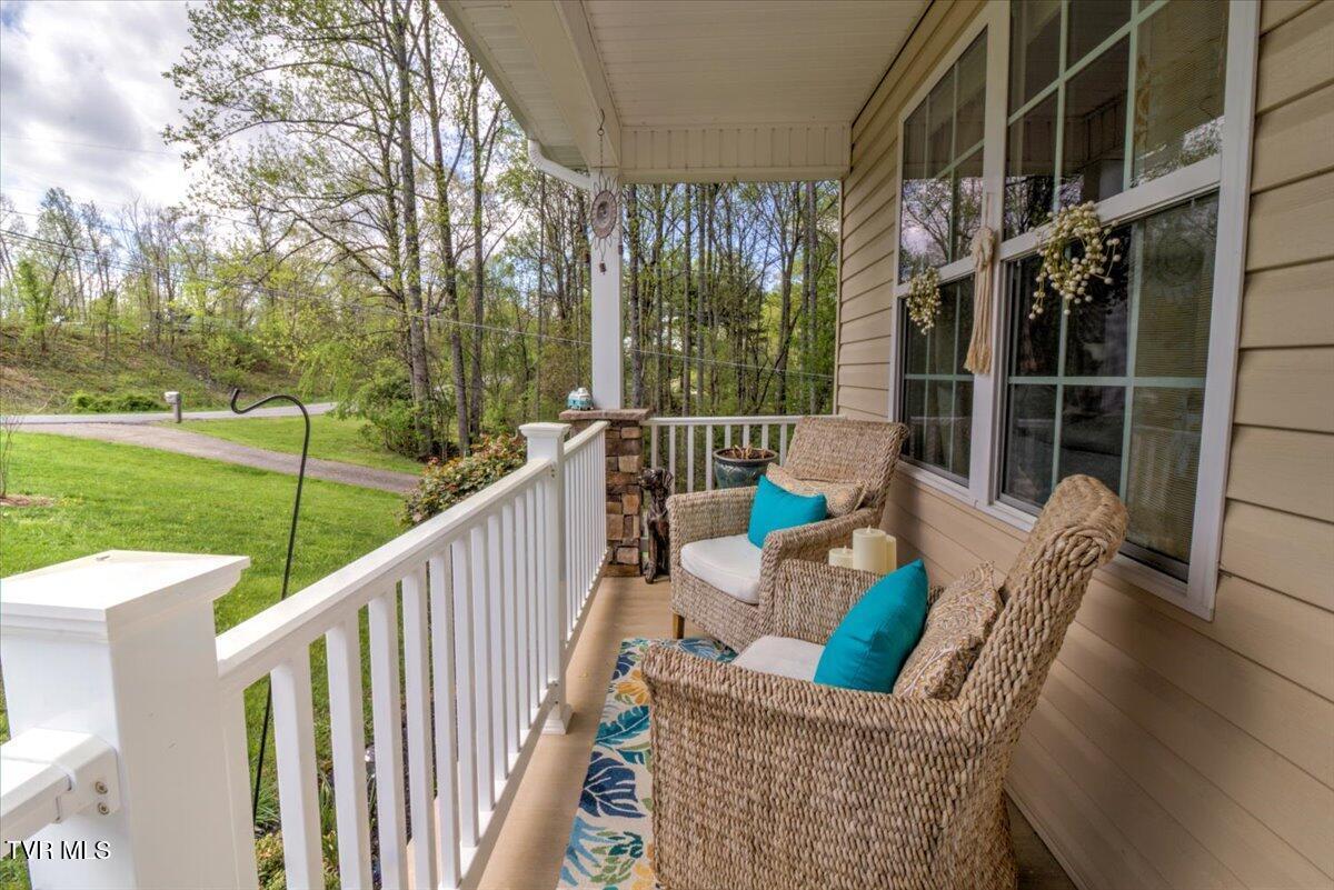 Image 3: 27-712_LakePoint-61