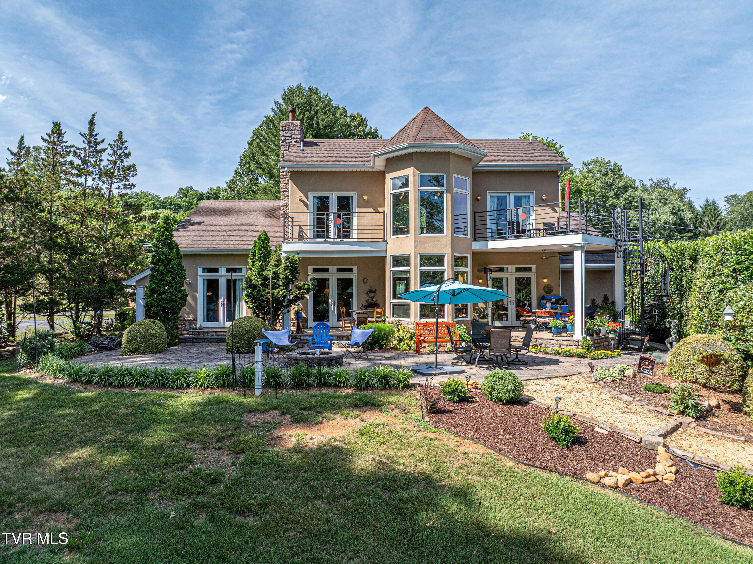 Image 2: Lake living at its best!