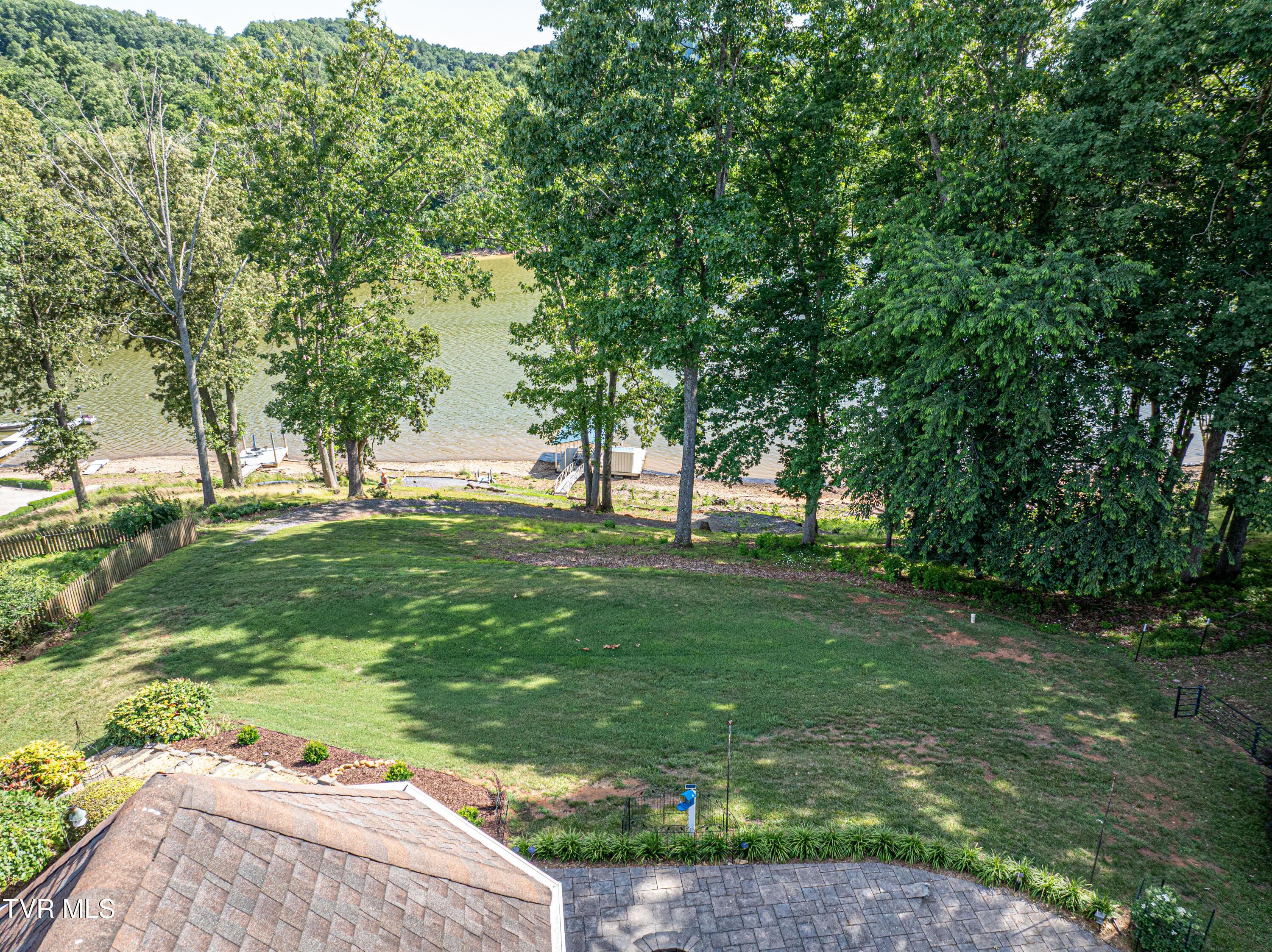 Image 4: Views to the lake!