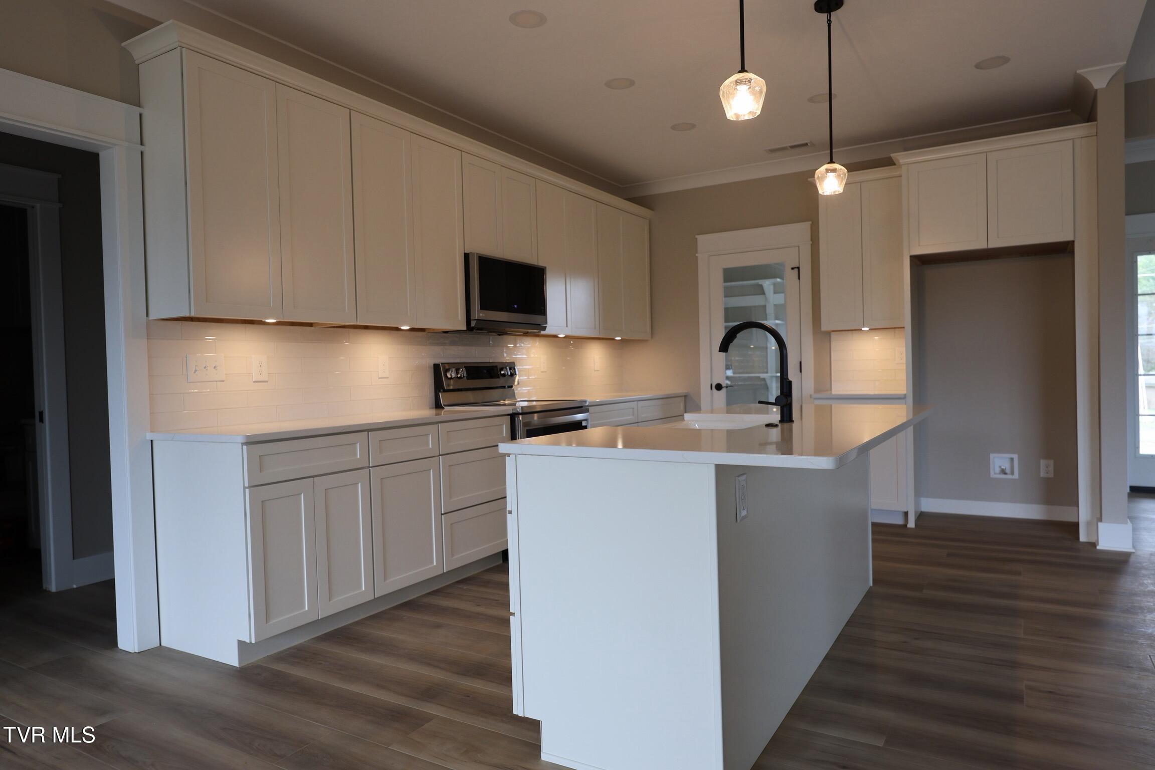 Image 2: 259 Riverview kitchen 2