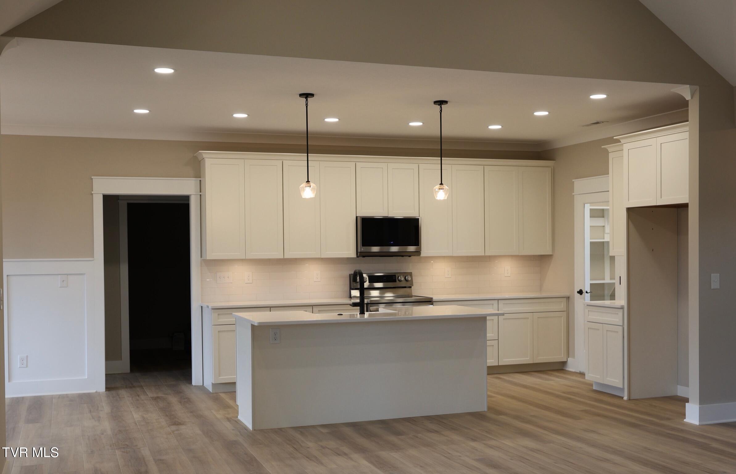 Image 3: 259 Riverview Kitchen