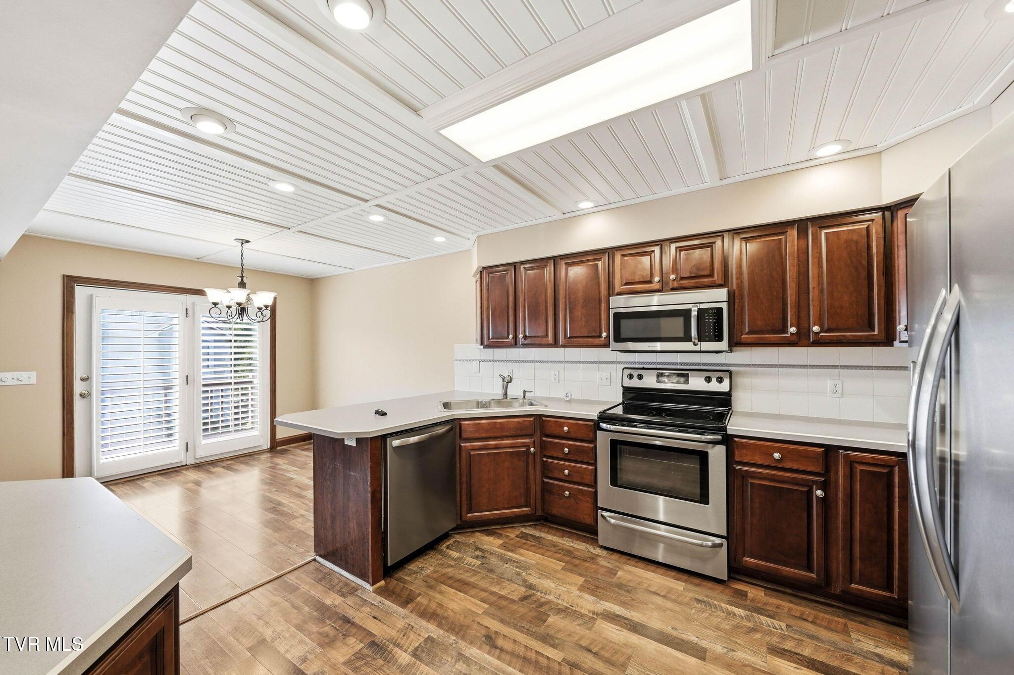 Image 4: 3-web-or-mls-152 Bentley Parc 152-11