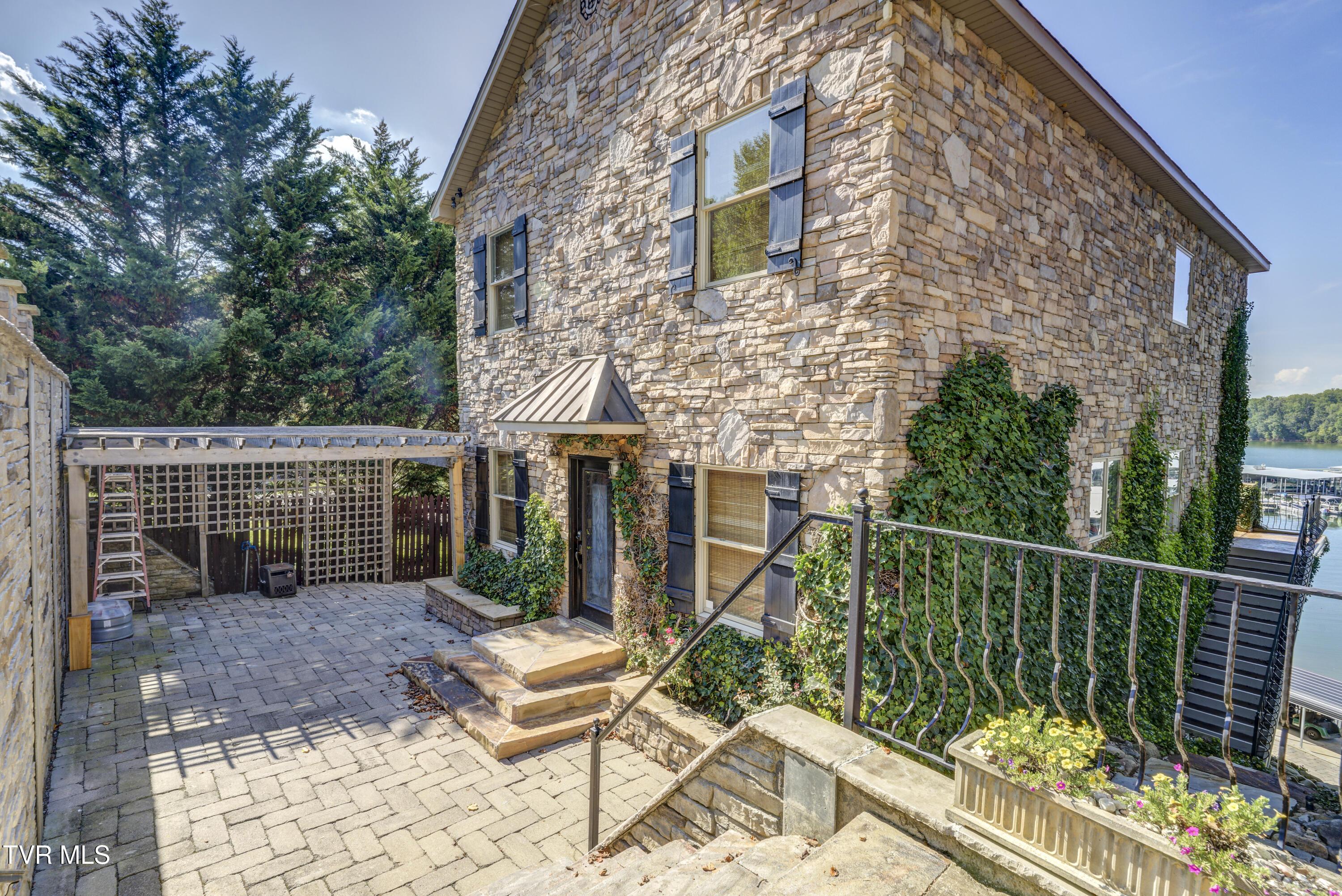 Image 1: Rockimgham-90