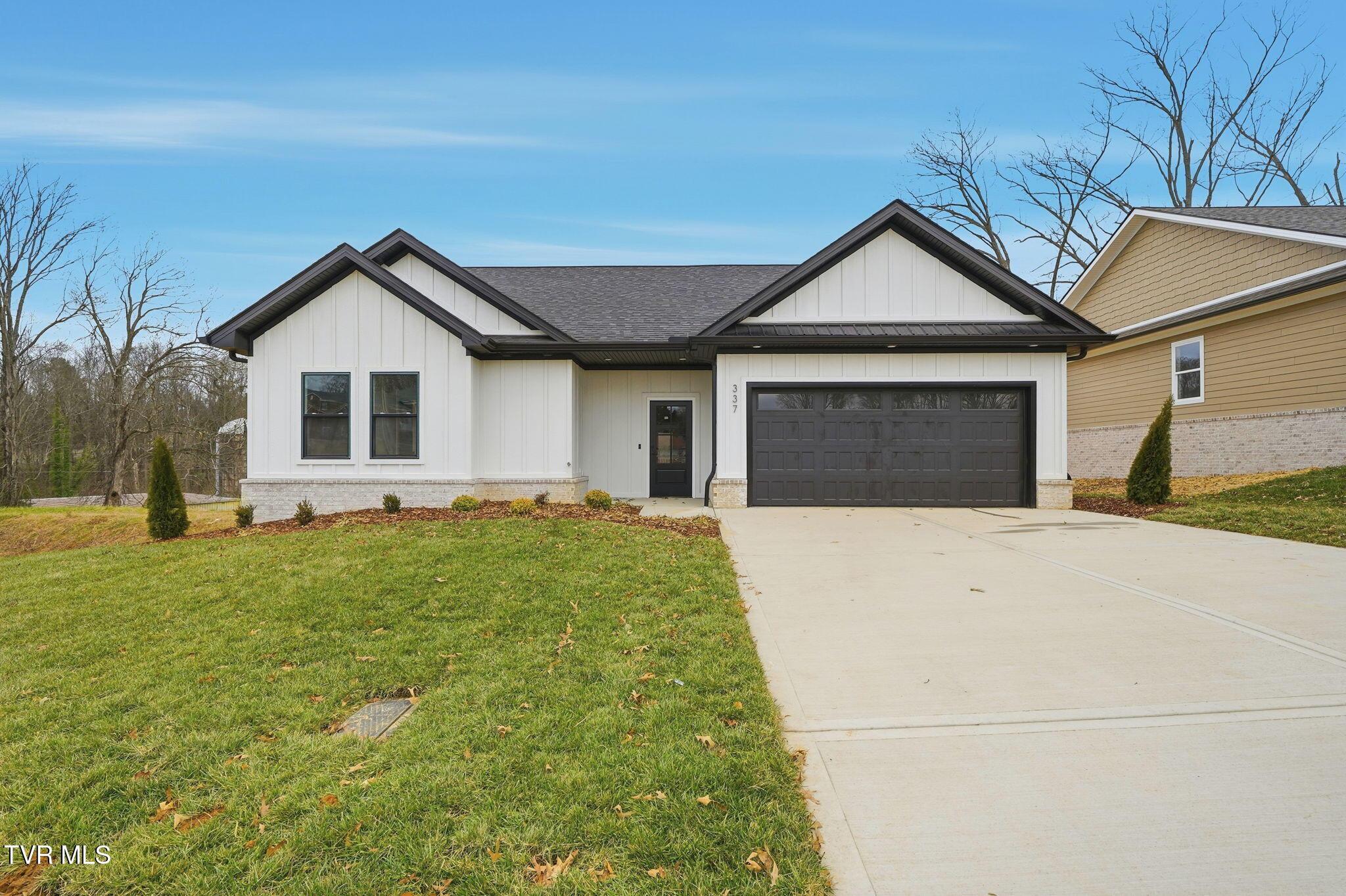 Image 1: 1-web-or-mls-001_JH 20251223-006
