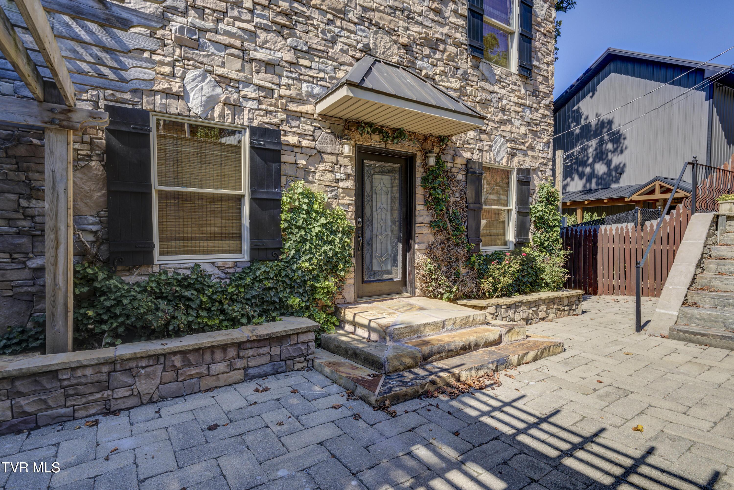 Image 2: Rockimgham-74