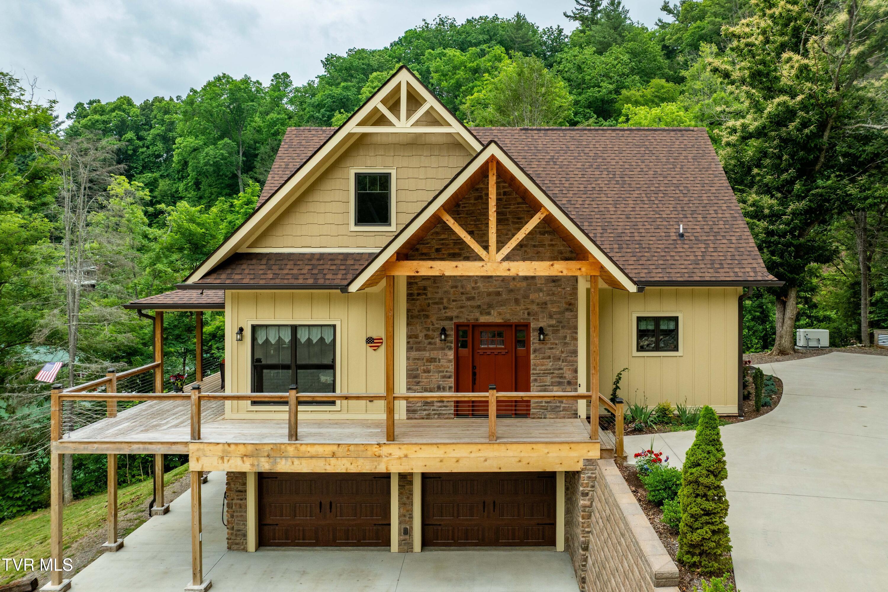 Image 1: 175 Lakeside Dr (17 of 117)