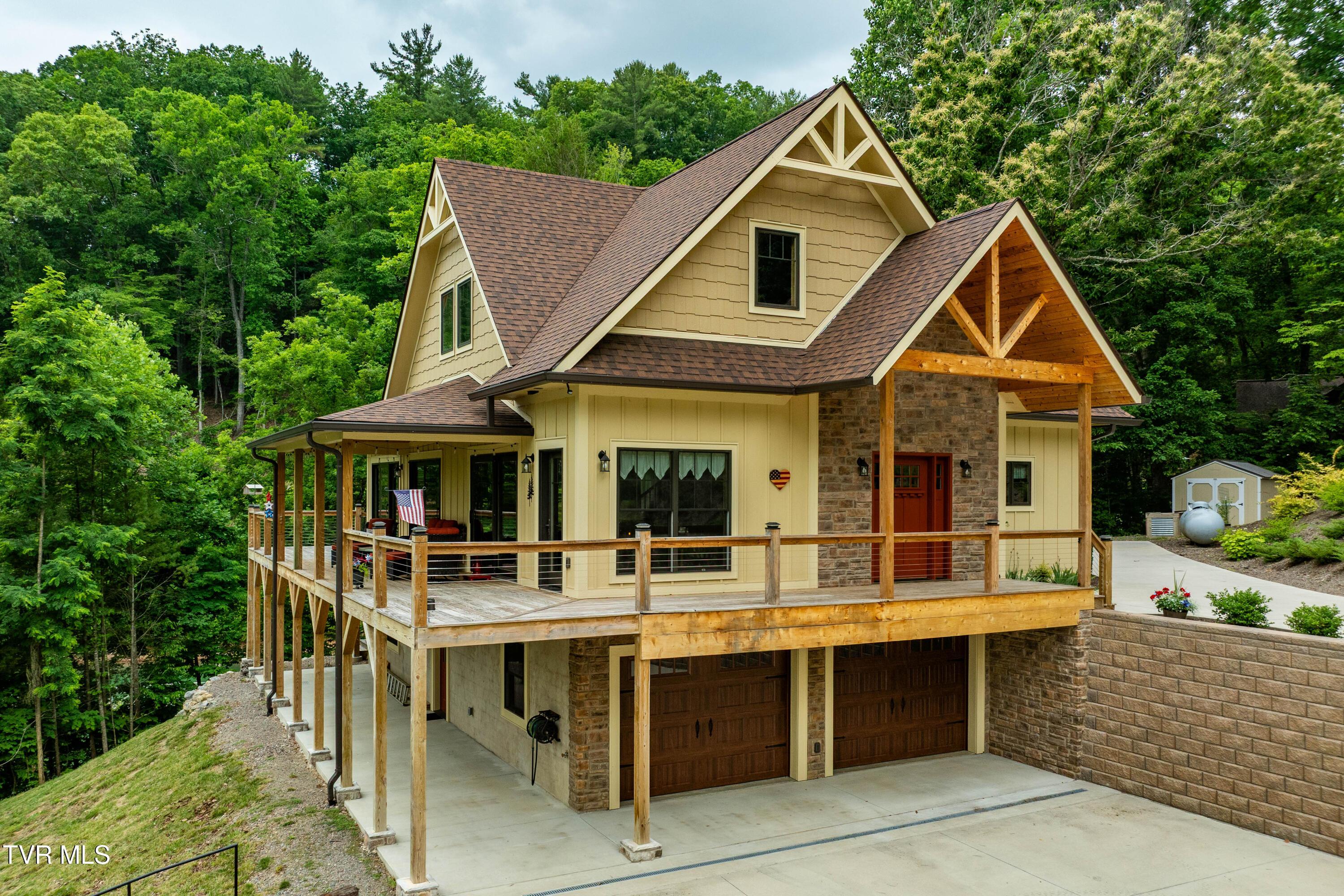 Image 3: 175 Lakeside Dr (16 of 117)