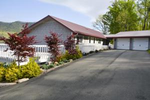 2476 Lakeview Drive