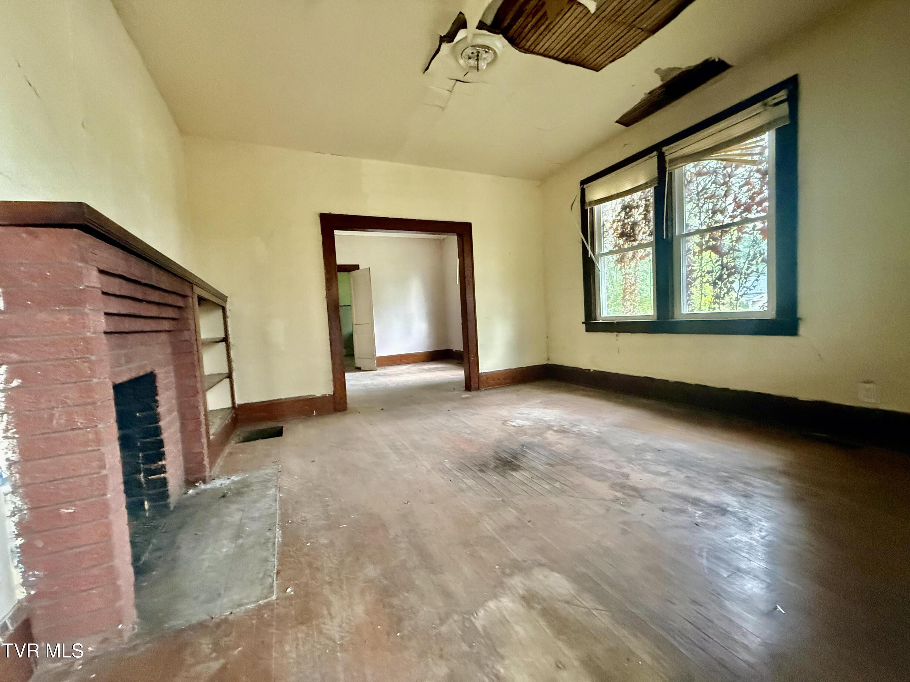 Image 4: parks worley living room