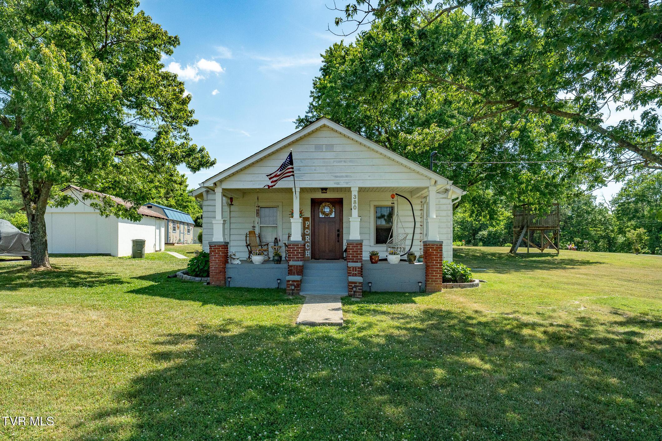 Image 1: 380 Riverview Dr (5 of 47)