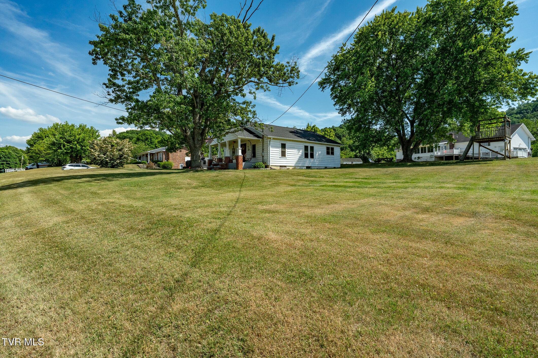Image 2: 380 Riverview Dr (2 of 47)