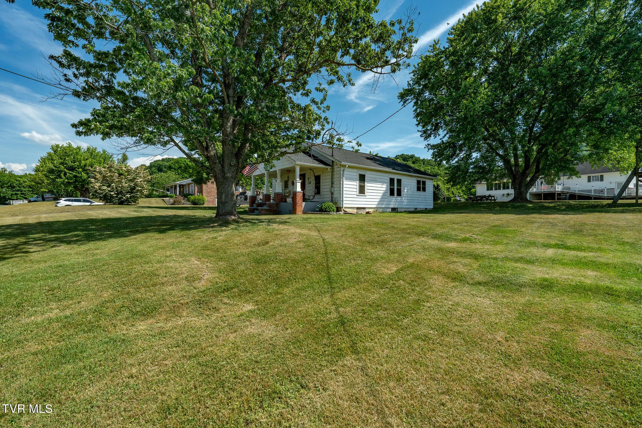 Image 3: 380 Riverview Dr (3 of 47)