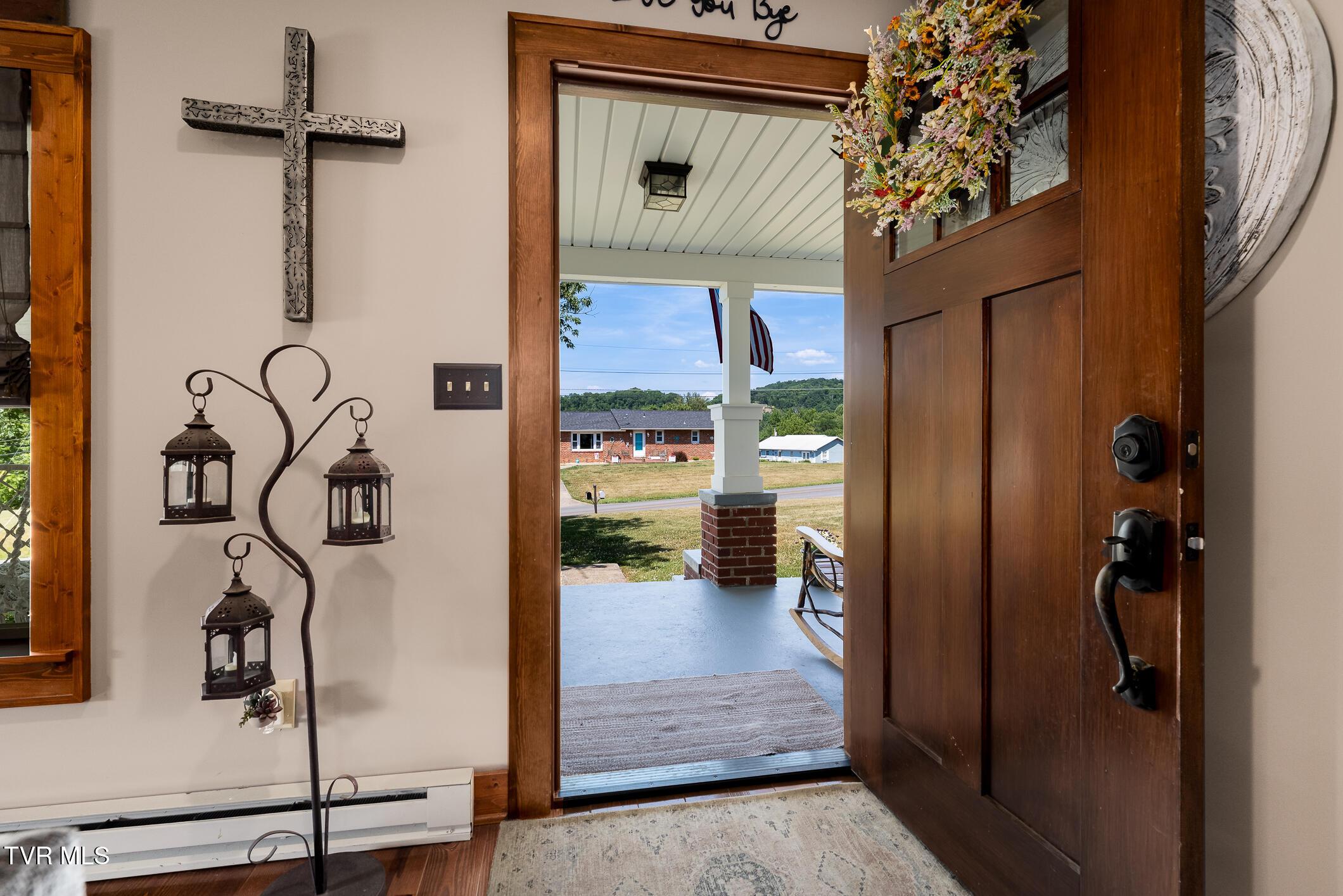 Image 4: 380 Riverview Dr (32 of 47)
