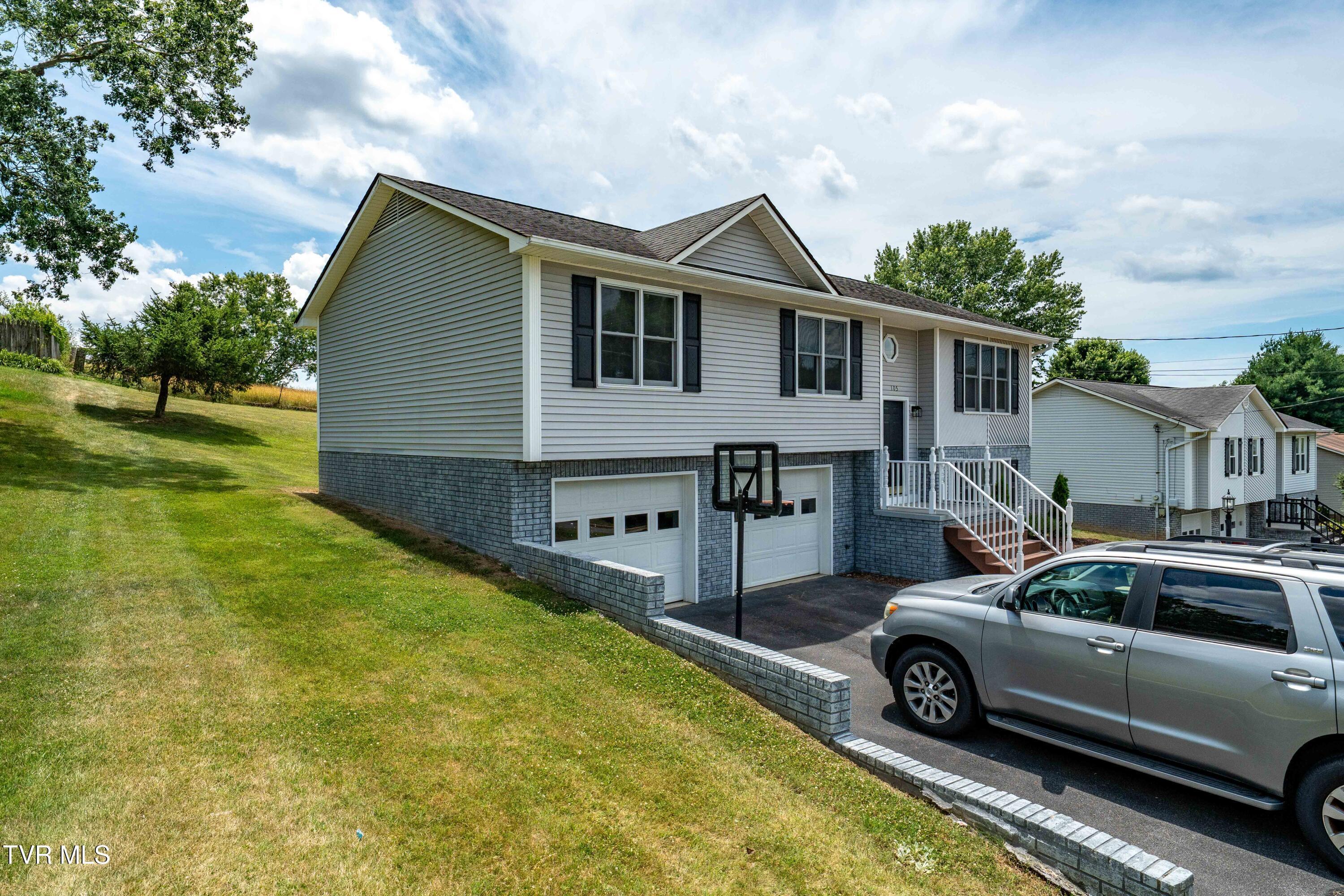 Image 3: 105 Millstone Dr (8 of 50)