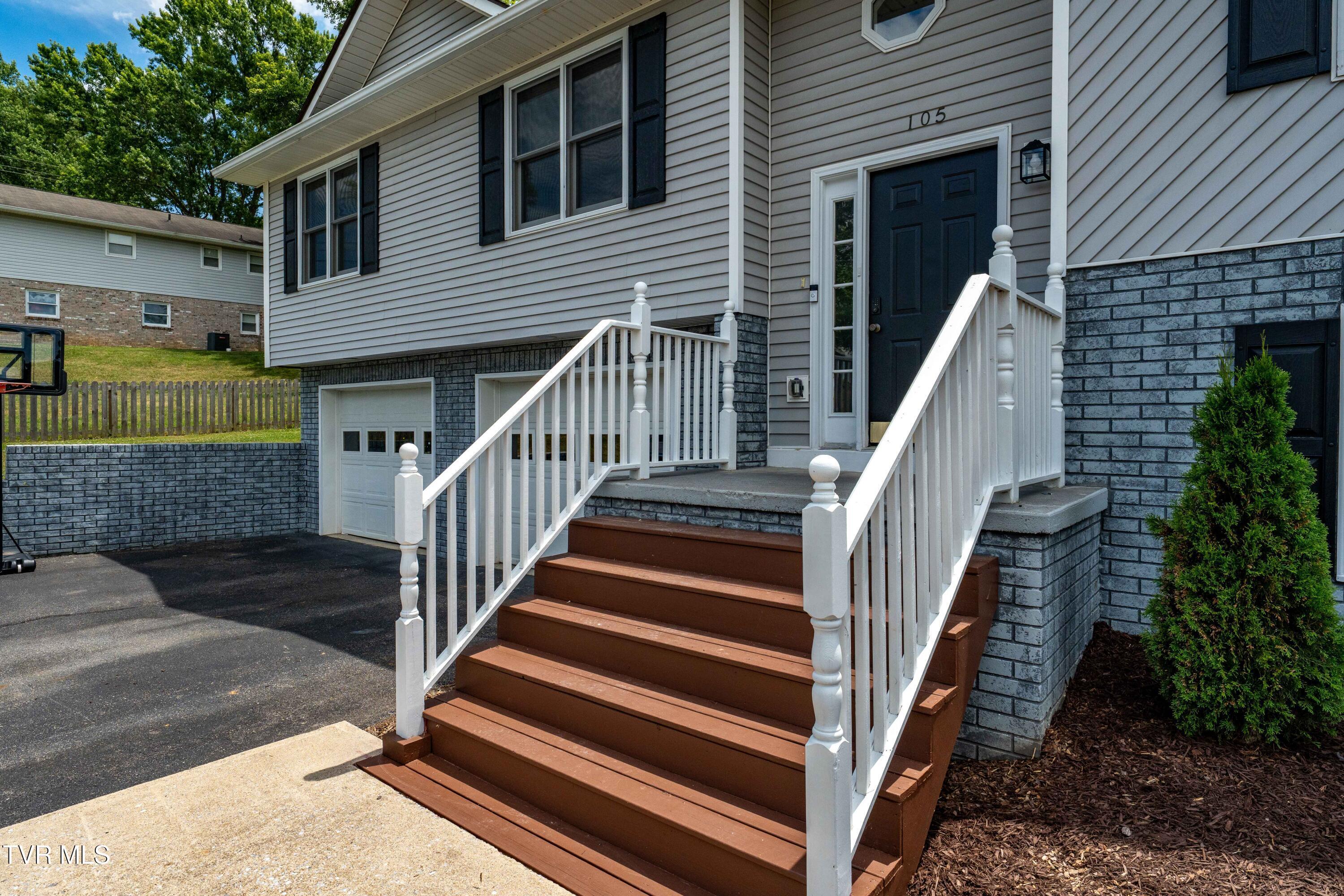 Image 4: 105 Millstone Dr (7 of 50)