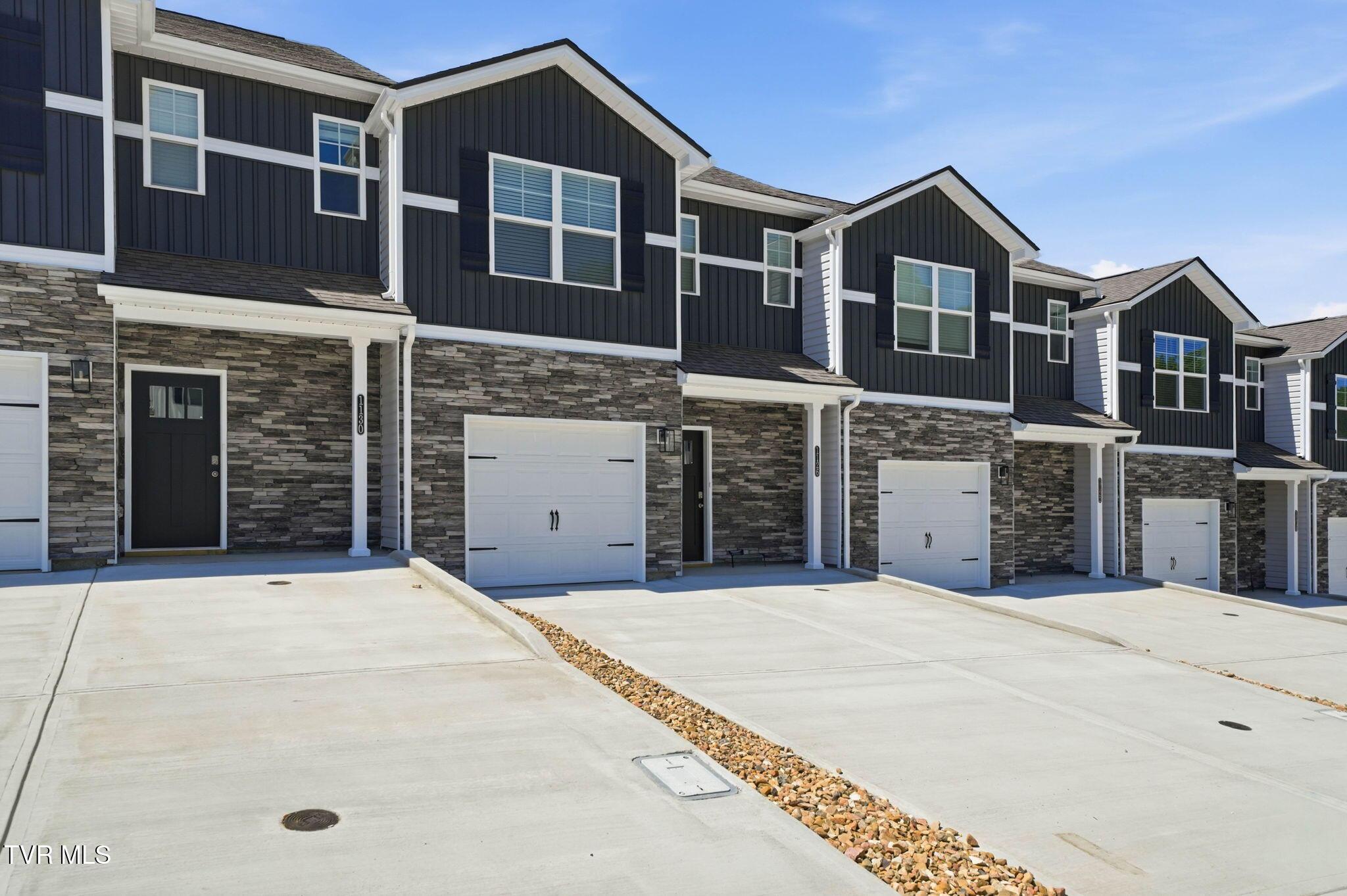 Image 2: 12-web-or-mls-1126 Wenna Wy-2