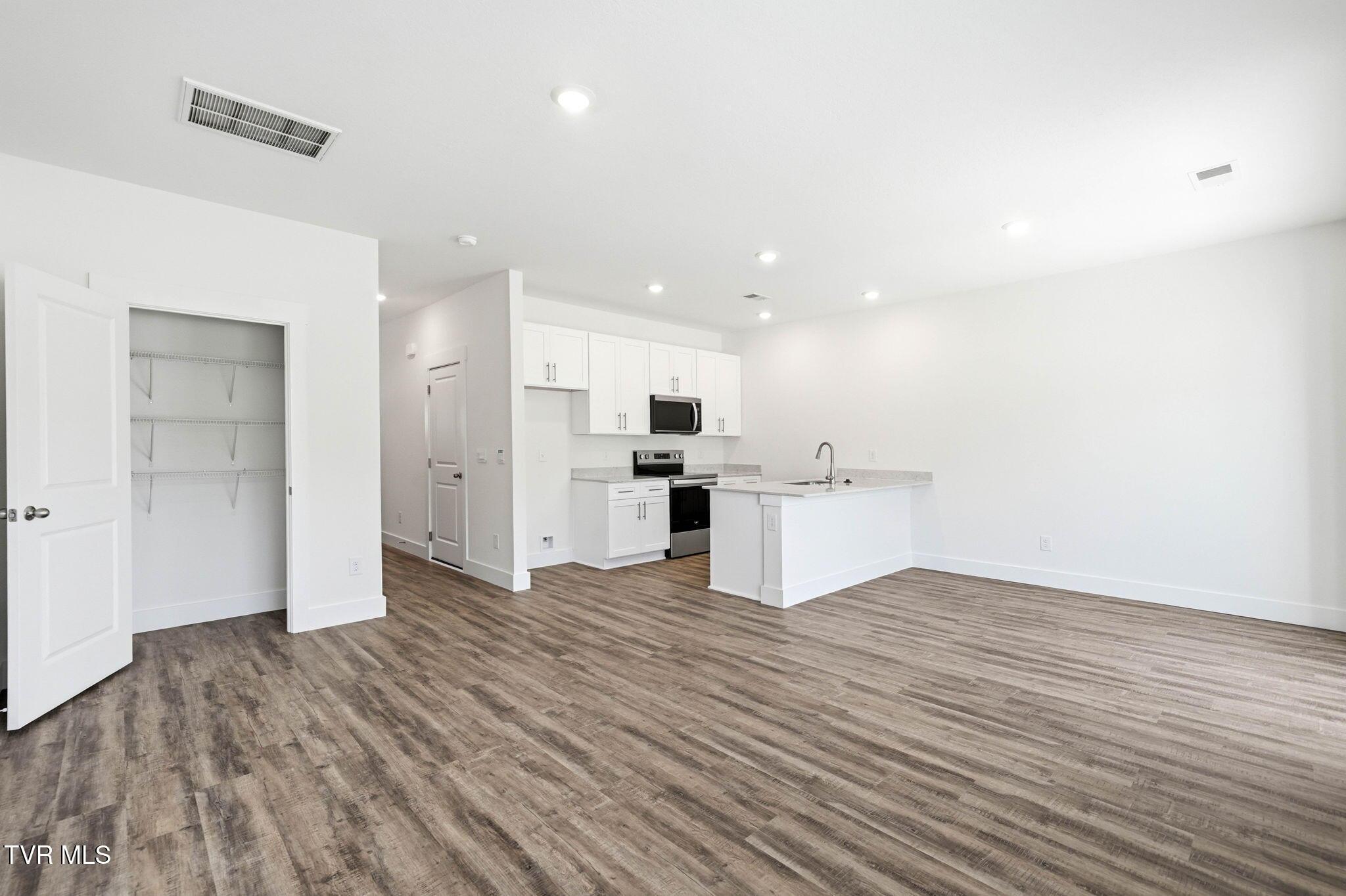 Image 4: 22-web-or-mls-1126 Wenna Wy-5