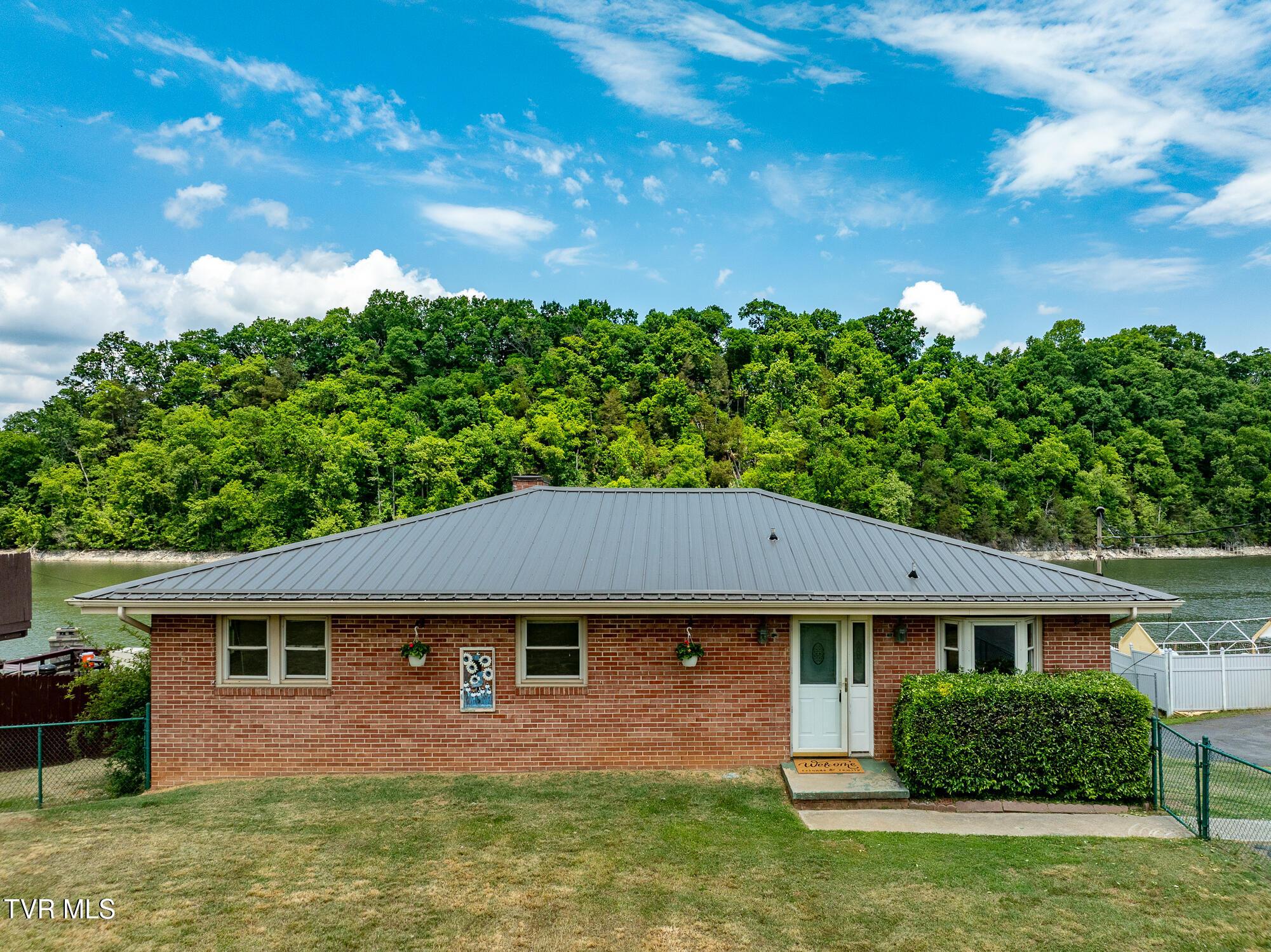 Image 1: 248 Lakeview Dr (14 of 93)