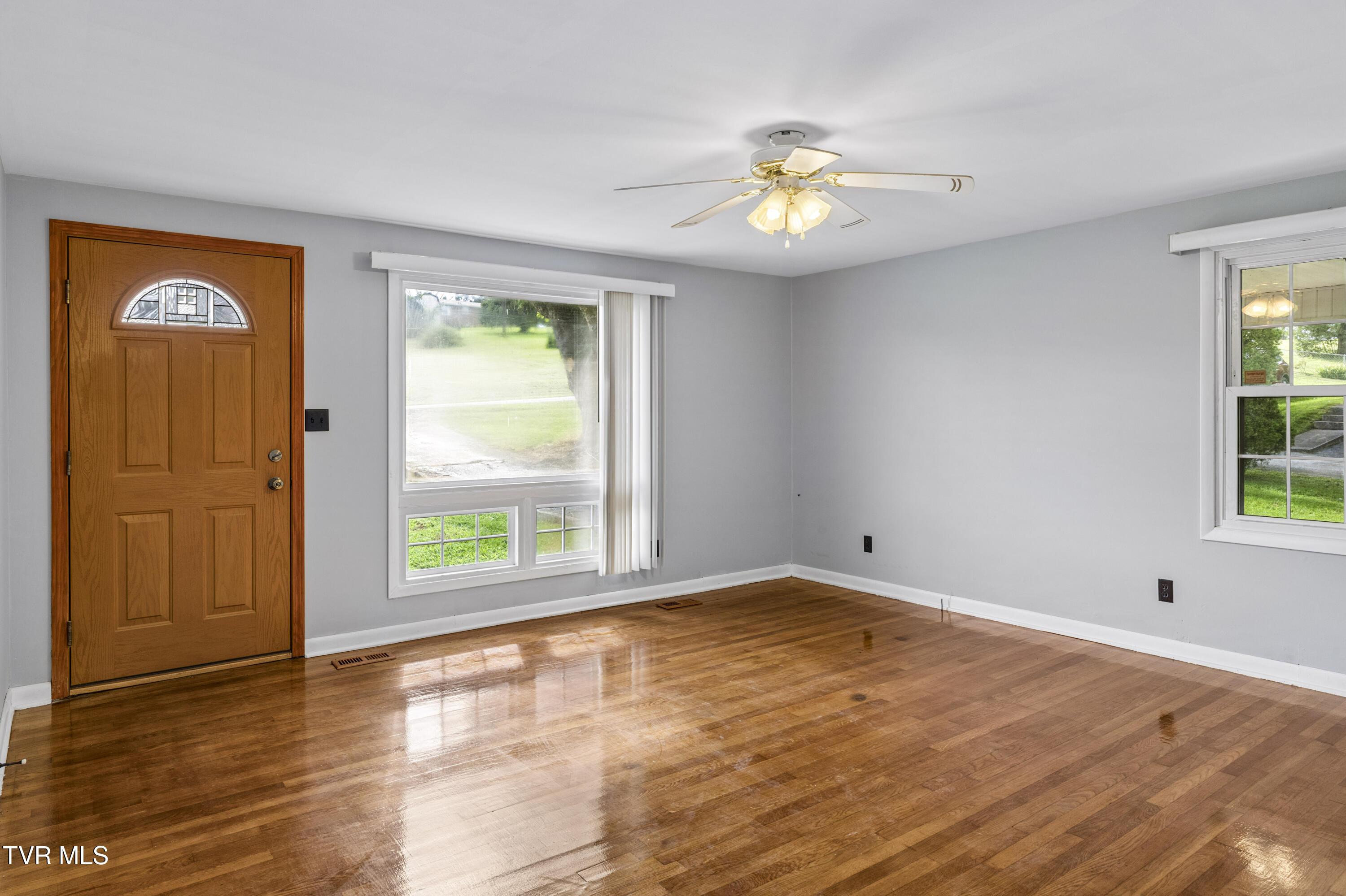 Image 3: Living Room