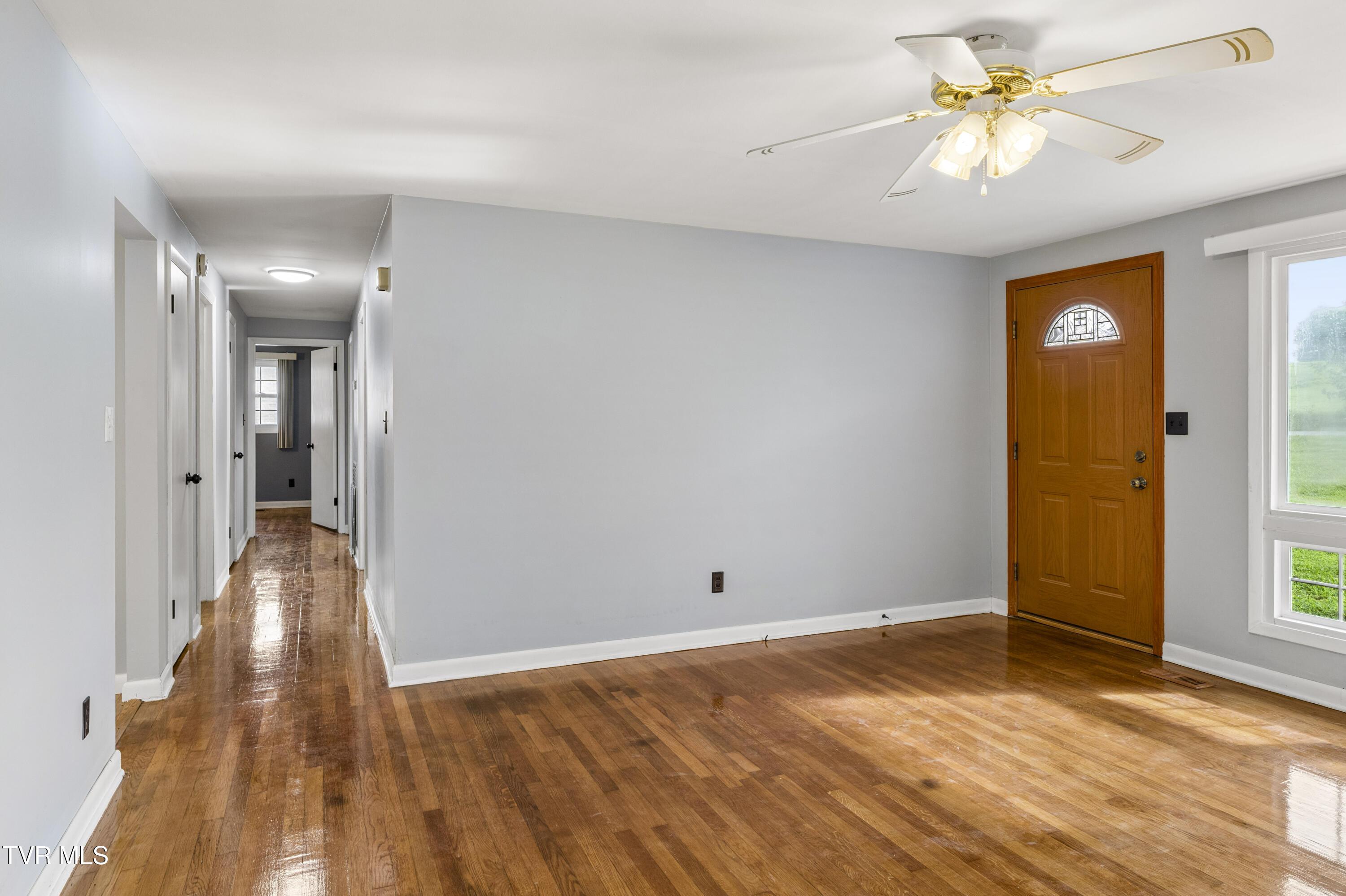 Image 4: Living Room