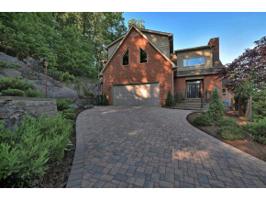 216 Lakewind Dr. North