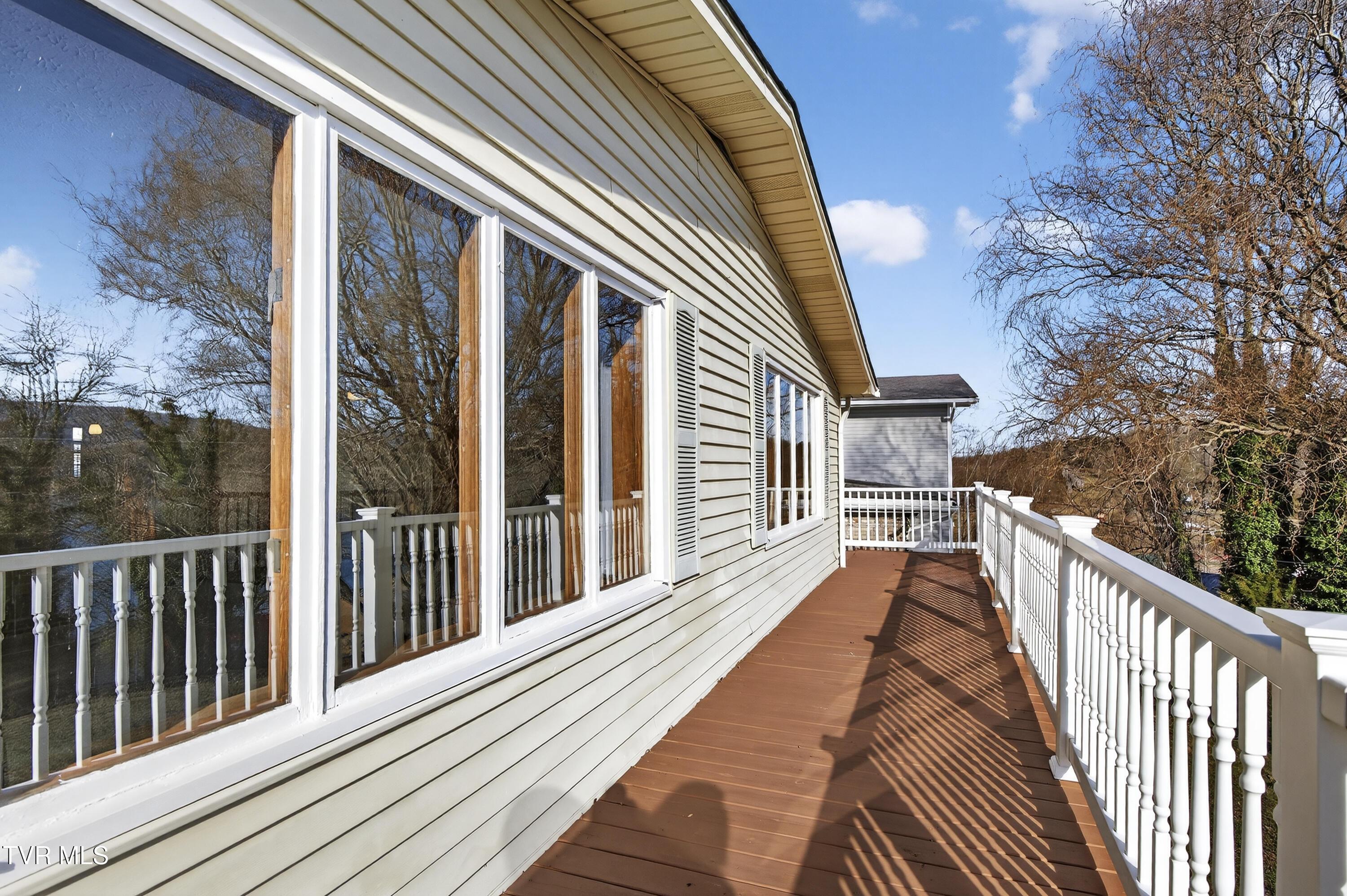 Image 4: Wrap Around Deck