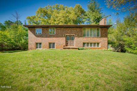 305 Castaway Drive